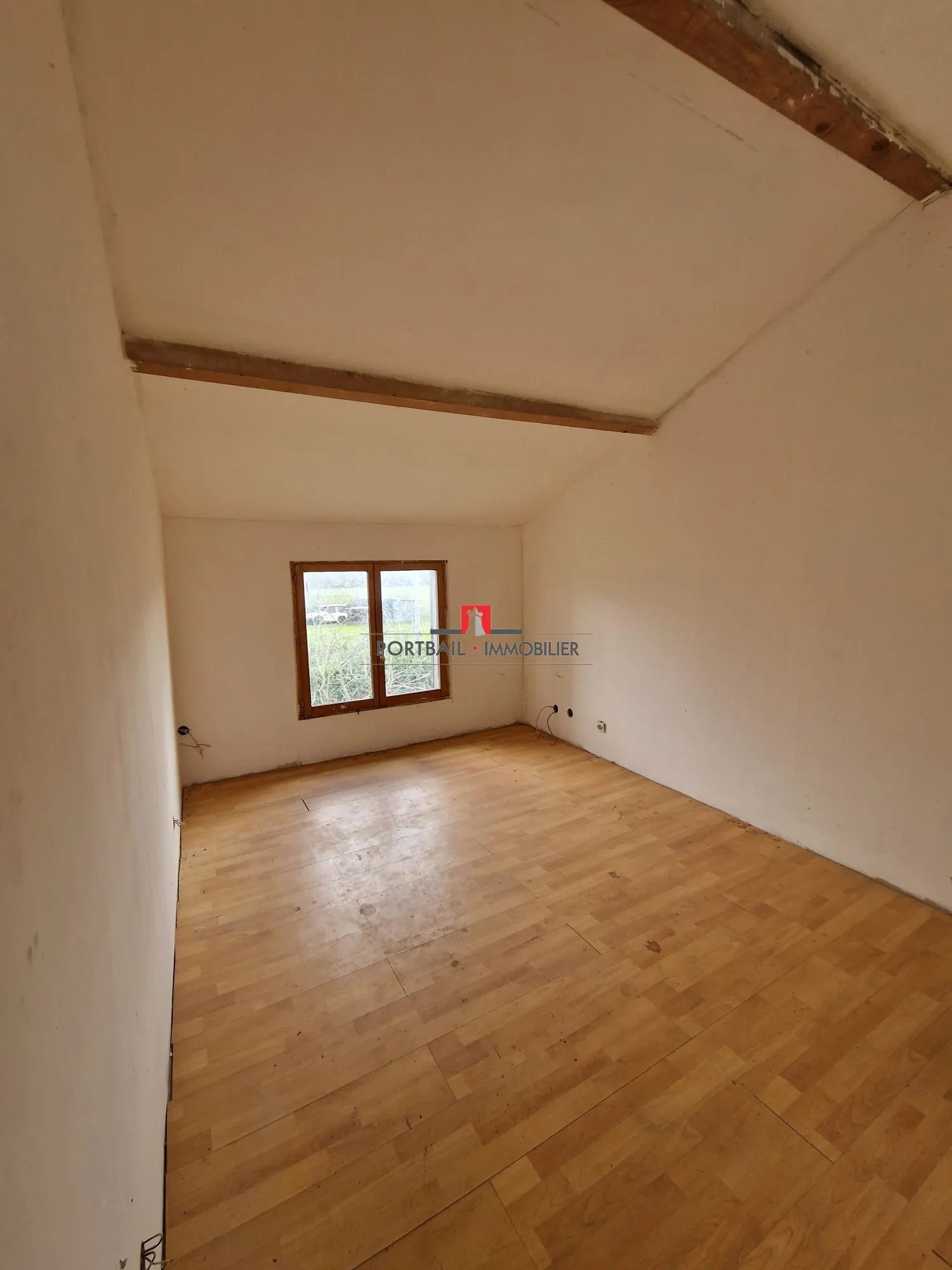 Maison à vendre avec grand jardin et potentiel à proximité de l'autoroute A10 