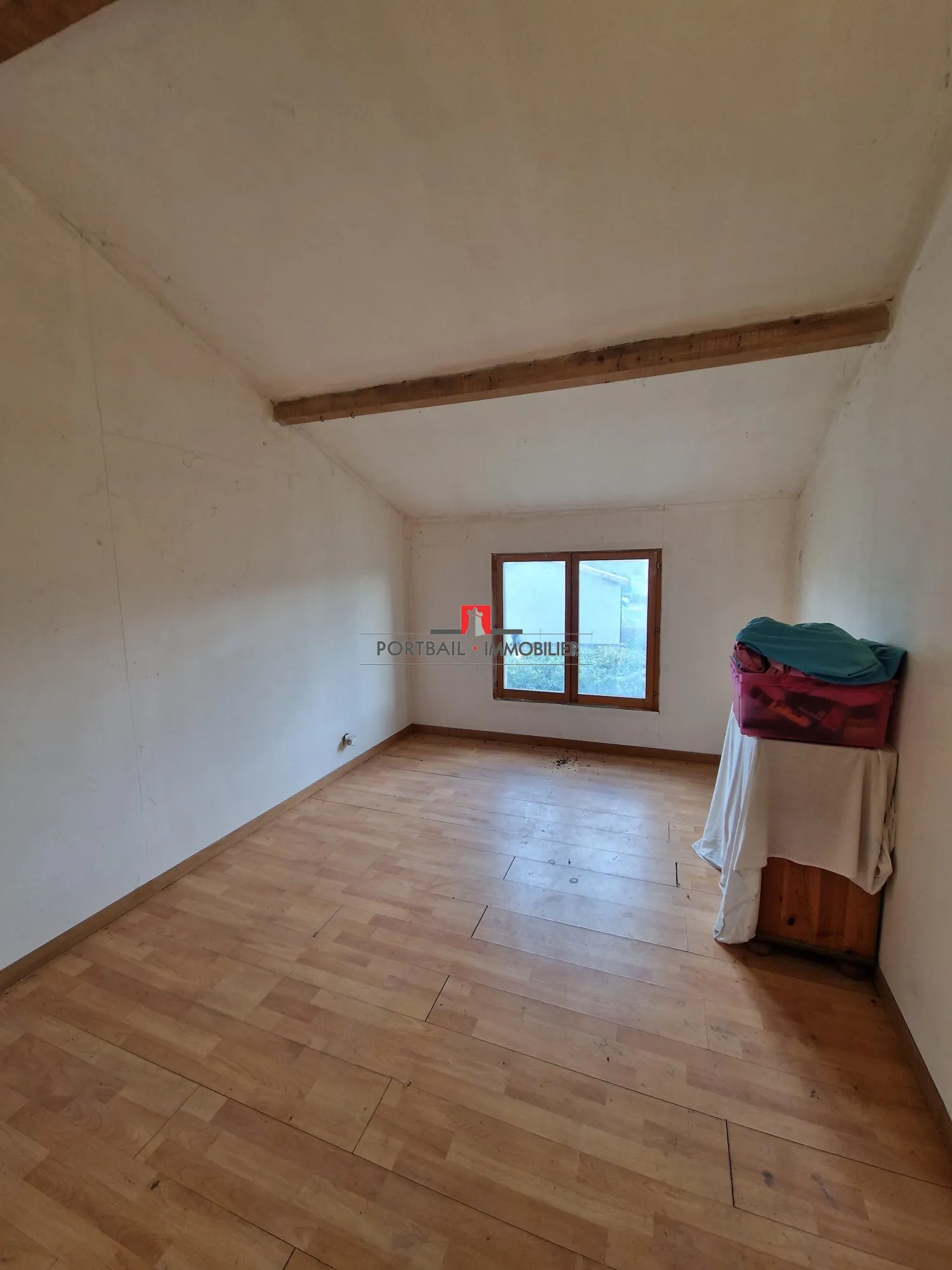 Maison à vendre avec grand jardin et potentiel à proximité de l'autoroute A10 