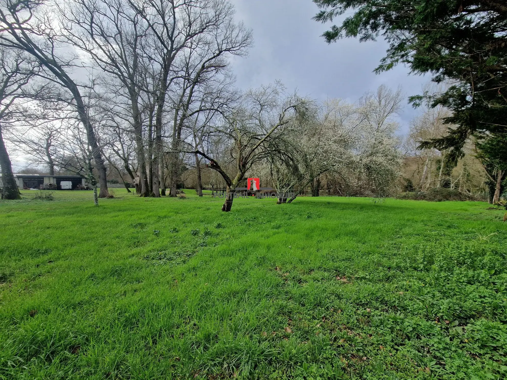 Maison à vendre avec grand jardin et potentiel à proximité de l'autoroute A10 