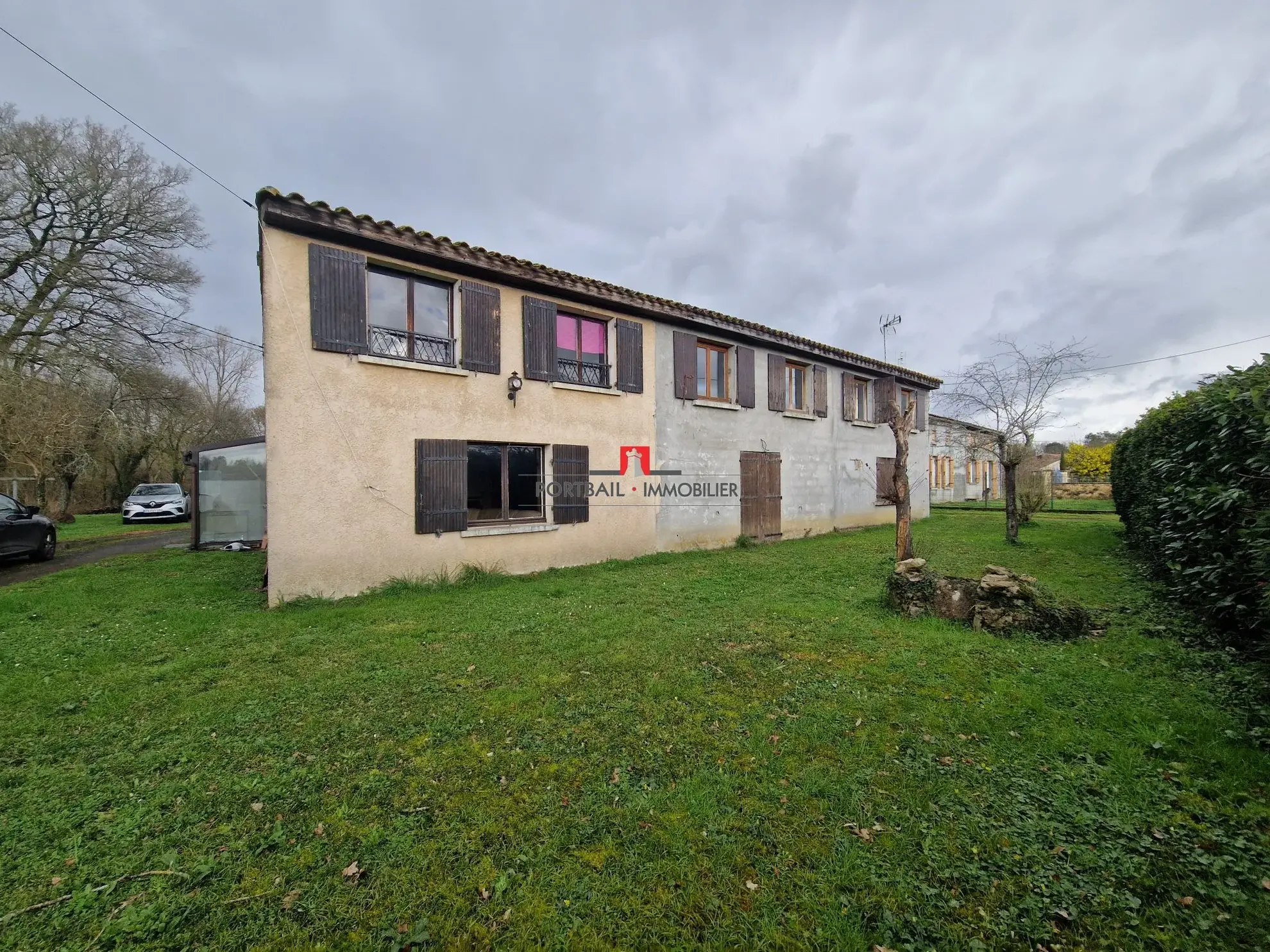 Maison à vendre avec grand jardin et potentiel à proximité de l'autoroute A10 