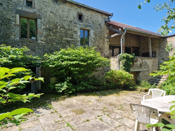 Maison de caractère en pierre de 1824 à Fresnes sur Apance, calme et authenticité