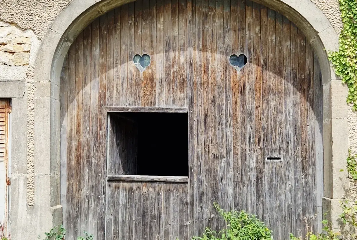 Maison de caractère en pierre de 1824 à Fresnes sur Apance, calme et authenticité 