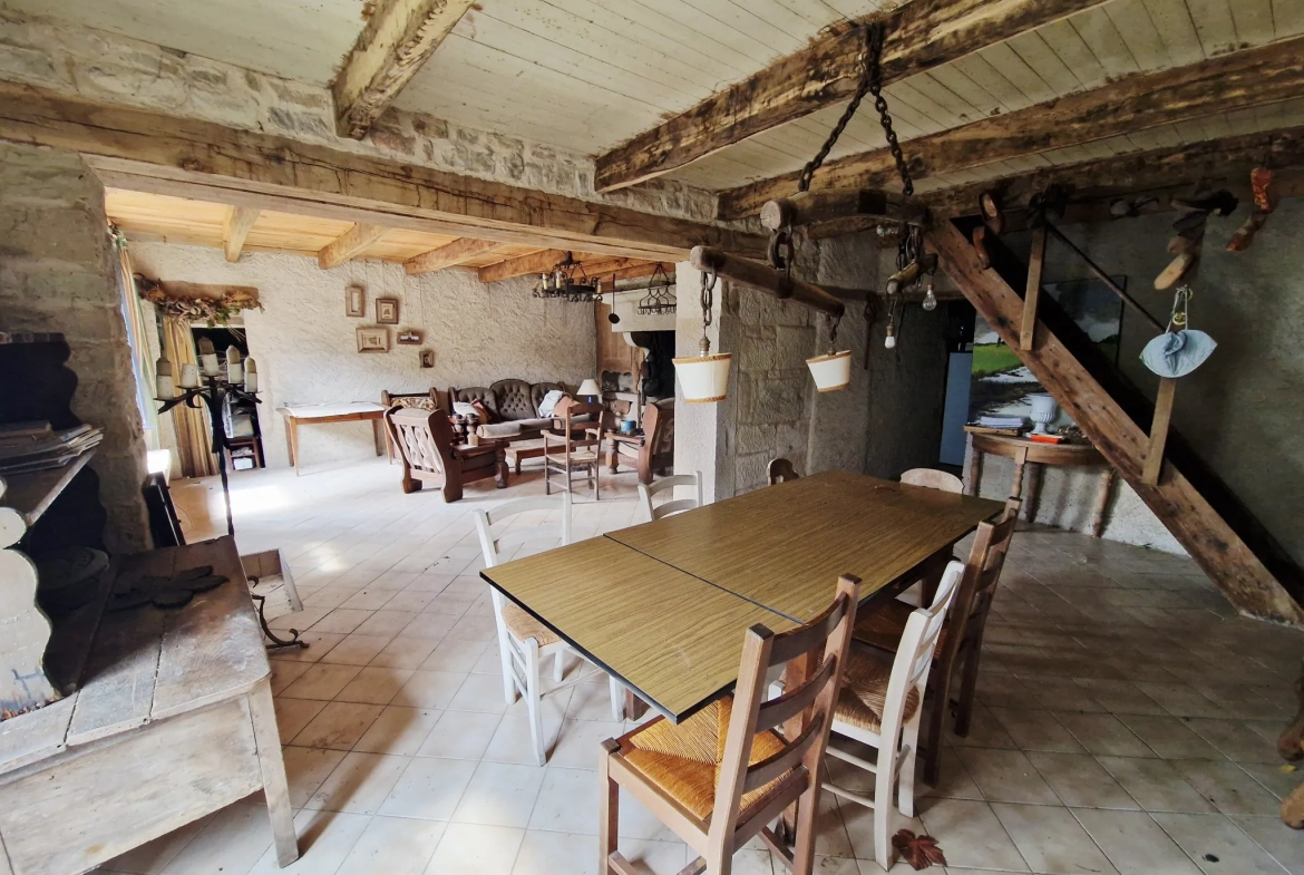 Maison de caractère en pierre de 1824 à Fresnes sur Apance, calme et authenticité 