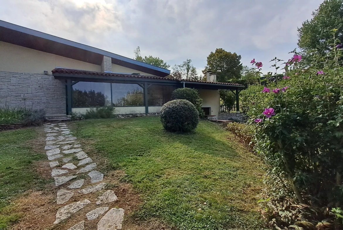Villa d'architecte avec piscine et dépendance à Villeneuve-sur-Lot 