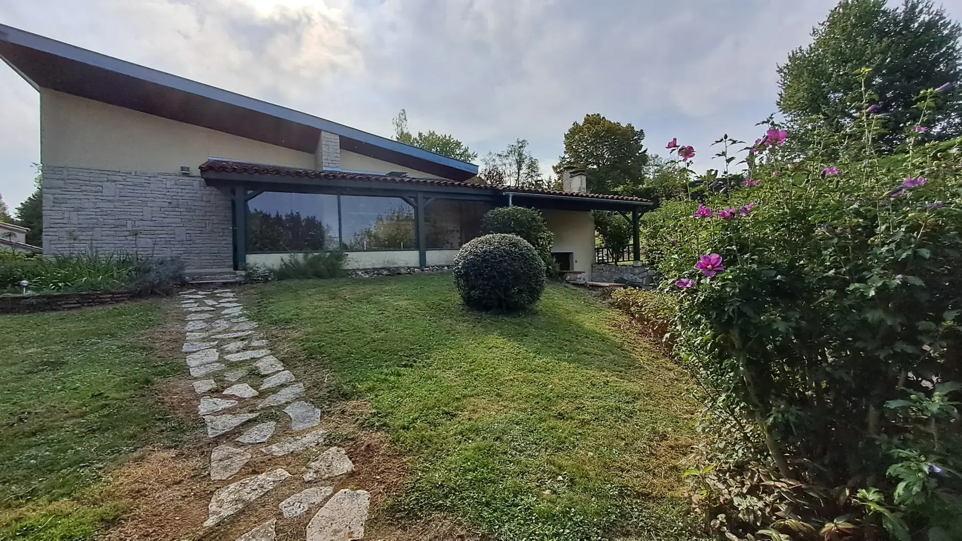 Villa d'architecte avec piscine et dépendance à Villeneuve-sur-Lot 