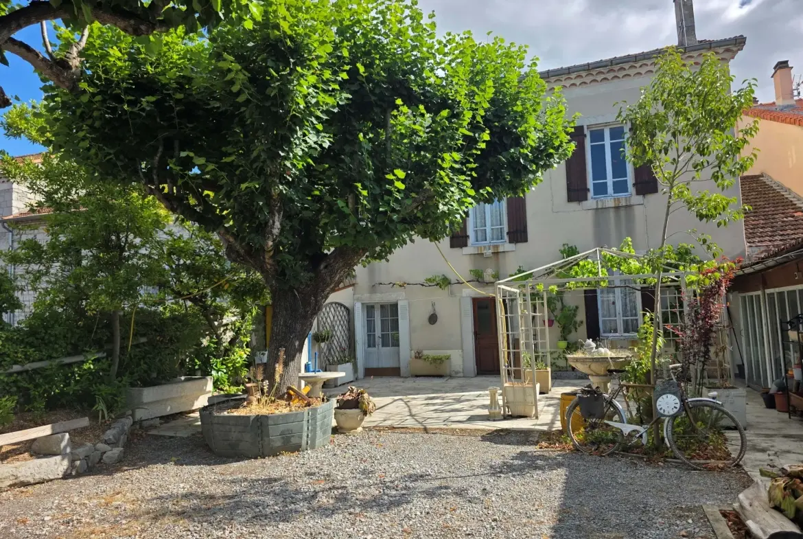 Maison de village à Ruoms en Ardèche avec cour spacieuse et potentiel d'aménagement 