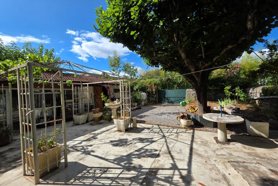 Maison de village à Ruoms en Ardèche avec cour spacieuse et potentiel d'aménagement 