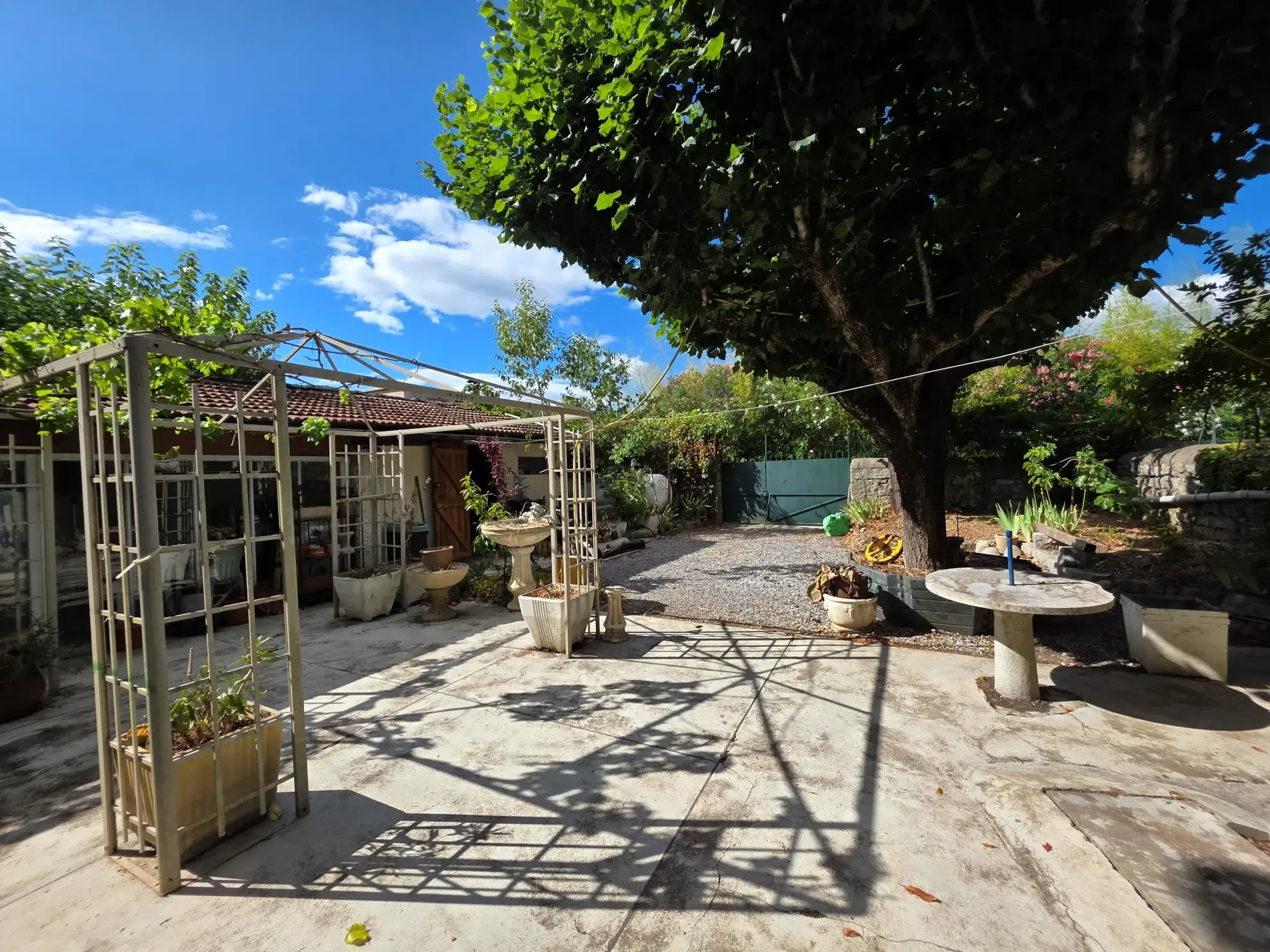 Maison de village à Ruoms en Ardèche avec cour spacieuse et potentiel d'aménagement 