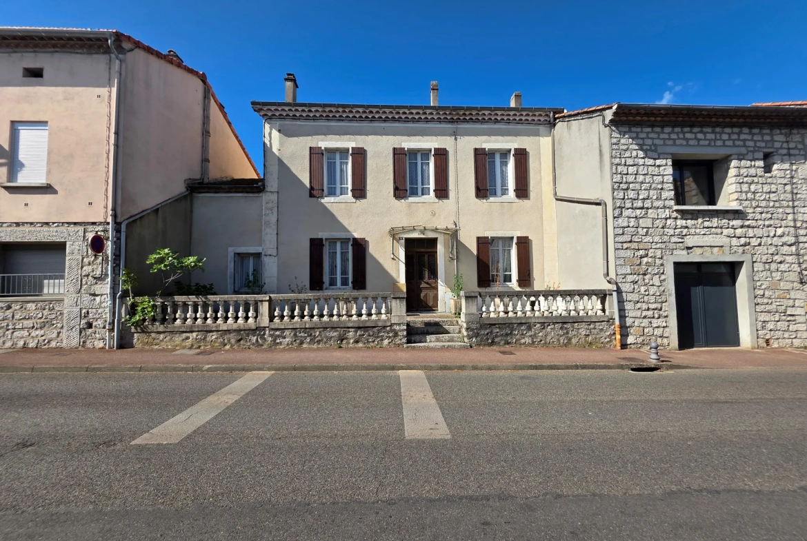 Maison de village à Ruoms en Ardèche avec cour spacieuse et potentiel d'aménagement 