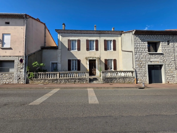 Maison de village à Ruoms en Ardèche avec cour spacieuse et potentiel d'aménagement
