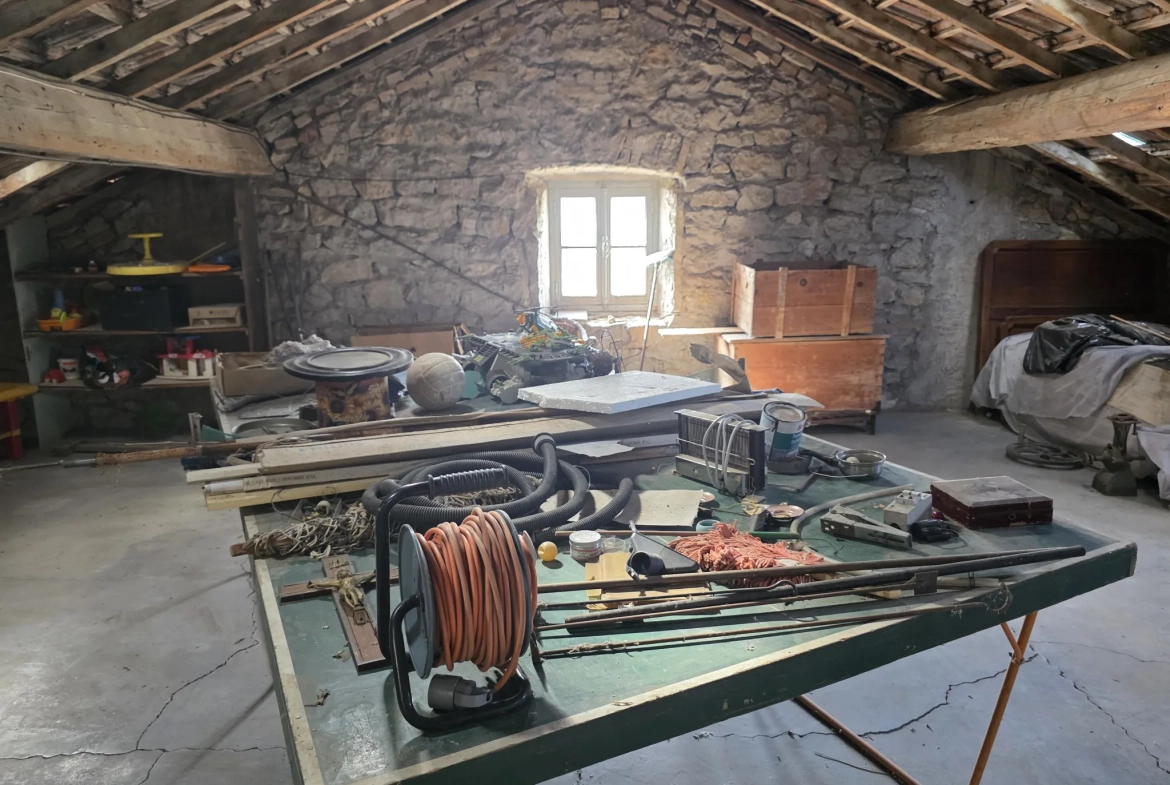Maison de village à Ruoms en Ardèche avec cour spacieuse et potentiel d'aménagement 