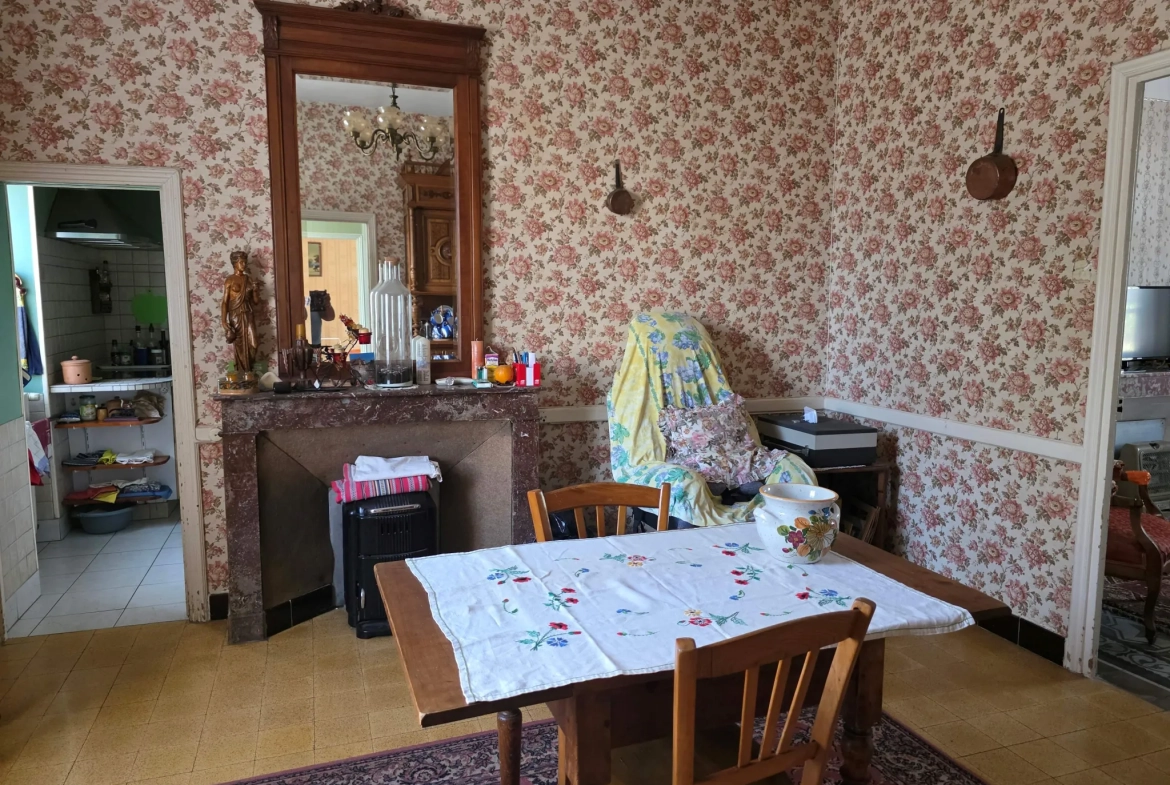 Maison de village à Ruoms en Ardèche avec cour spacieuse et potentiel d'aménagement 