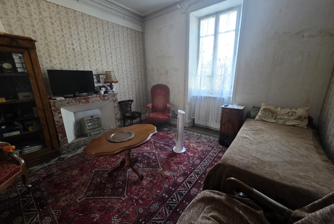 Maison de village à Ruoms en Ardèche avec cour spacieuse et potentiel d'aménagement 