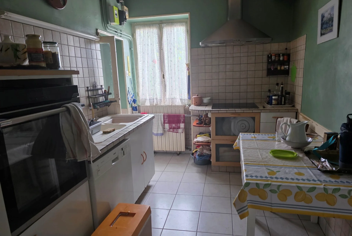 Maison de village à Ruoms en Ardèche avec cour spacieuse et potentiel d'aménagement 