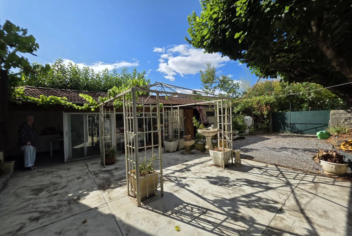 Maison de village à Ruoms en Ardèche avec cour spacieuse et potentiel d'aménagement 