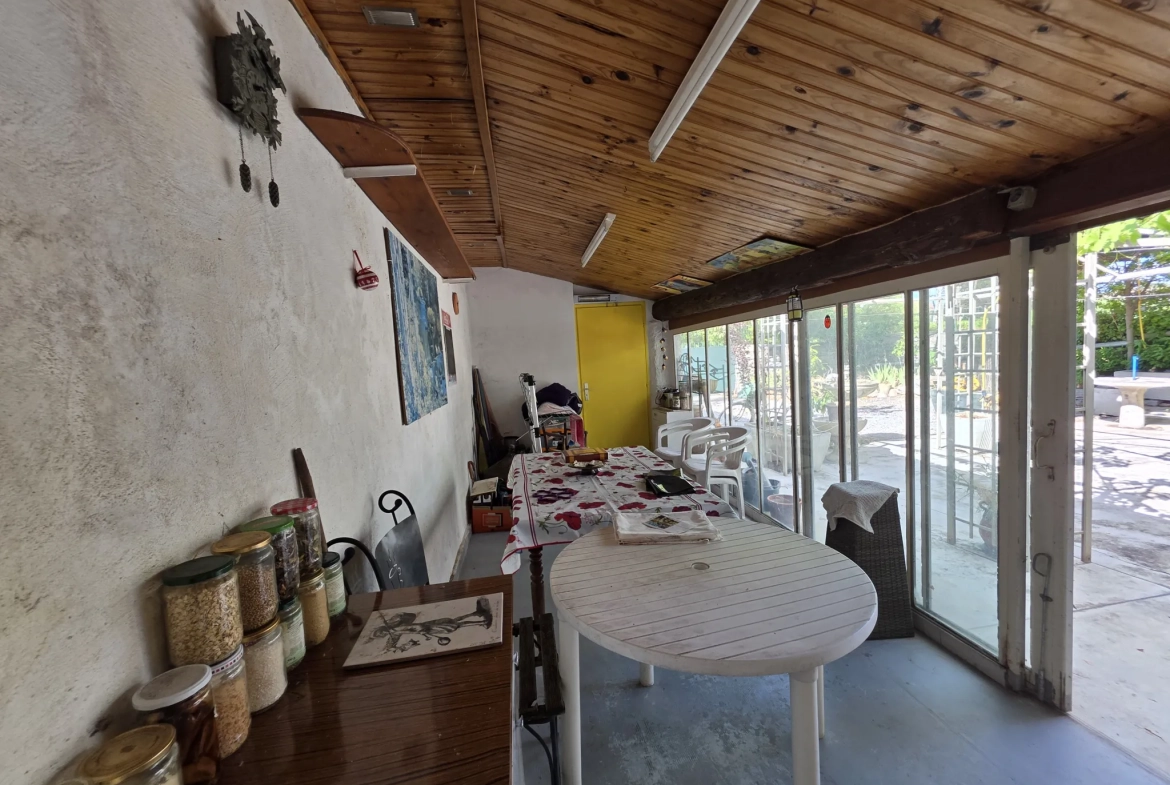 Maison de village à Ruoms en Ardèche avec cour spacieuse et potentiel d'aménagement 