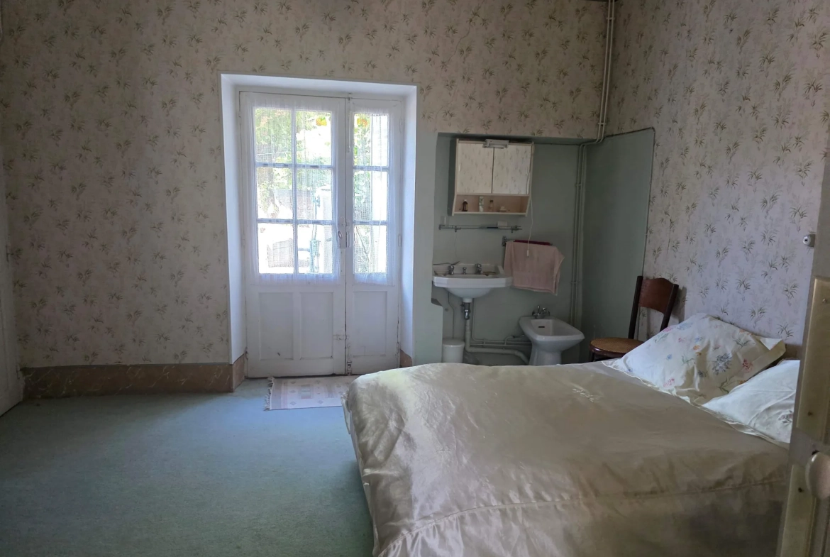 Maison de village à Ruoms en Ardèche avec cour spacieuse et potentiel d'aménagement 