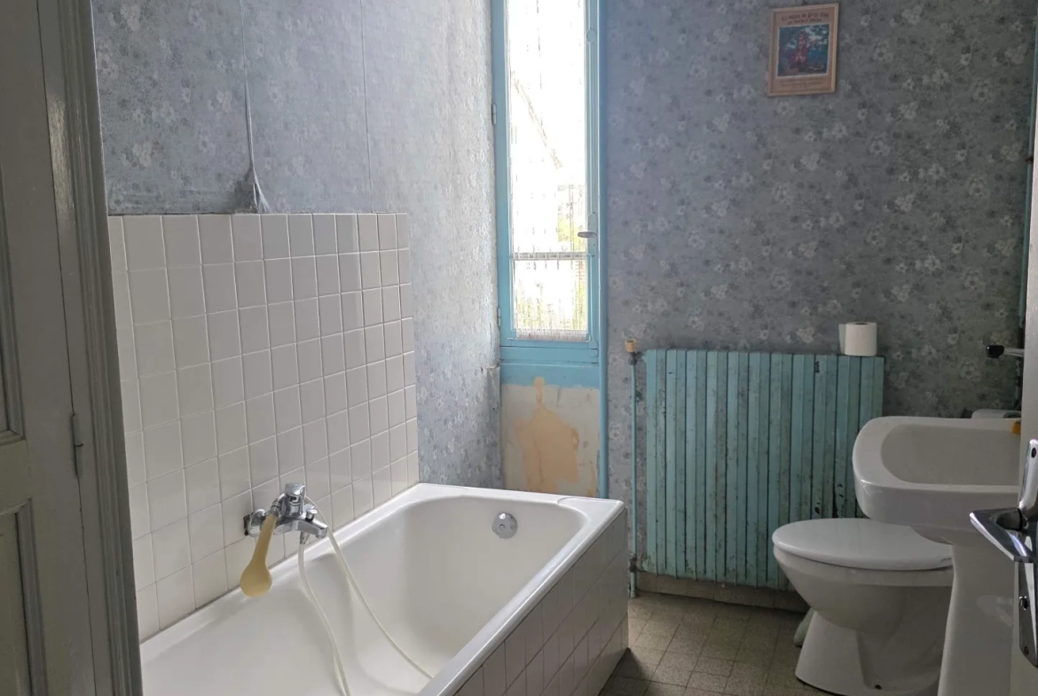 Maison de village à Ruoms en Ardèche avec cour spacieuse et potentiel d'aménagement 
