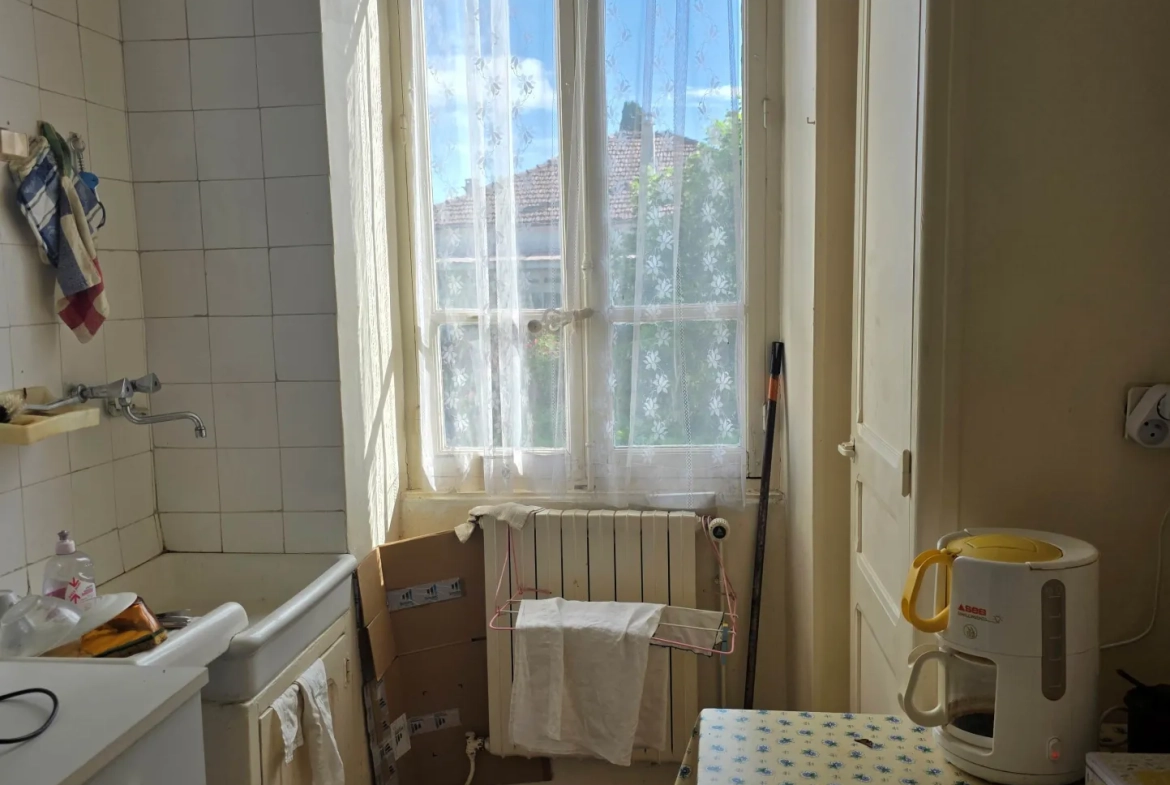 Maison de village à Ruoms en Ardèche avec cour spacieuse et potentiel d'aménagement 