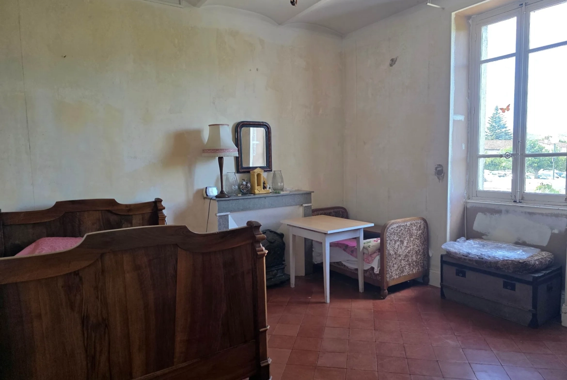 Maison de village à Ruoms en Ardèche avec cour spacieuse et potentiel d'aménagement 