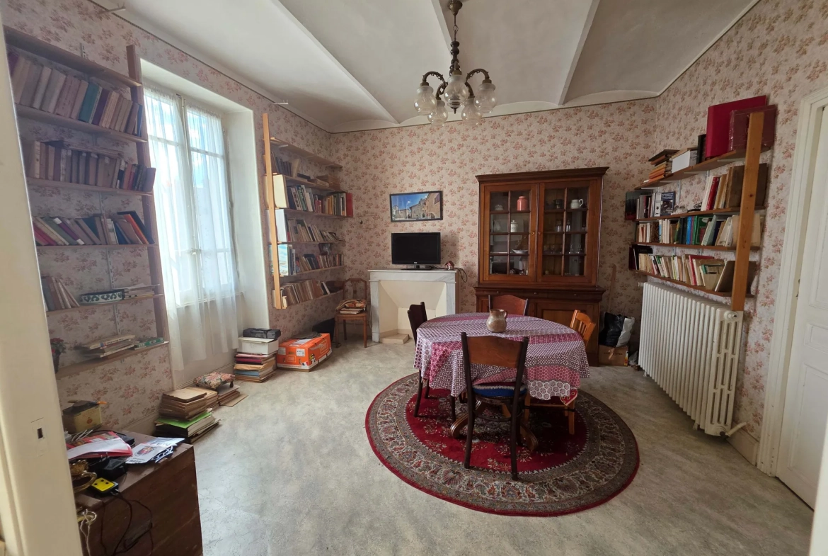 Maison de village à Ruoms en Ardèche avec cour spacieuse et potentiel d'aménagement 
