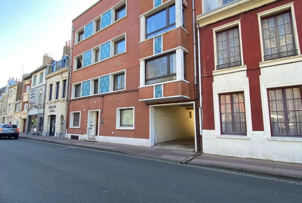 Appartement polyvalent de 140 m² à Calais avec potentiel de transformation 