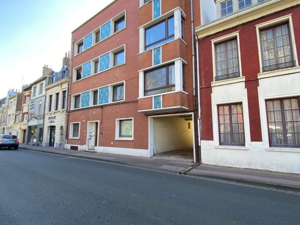 Appartement polyvalent de 140 m² à Calais avec potentiel de transformation