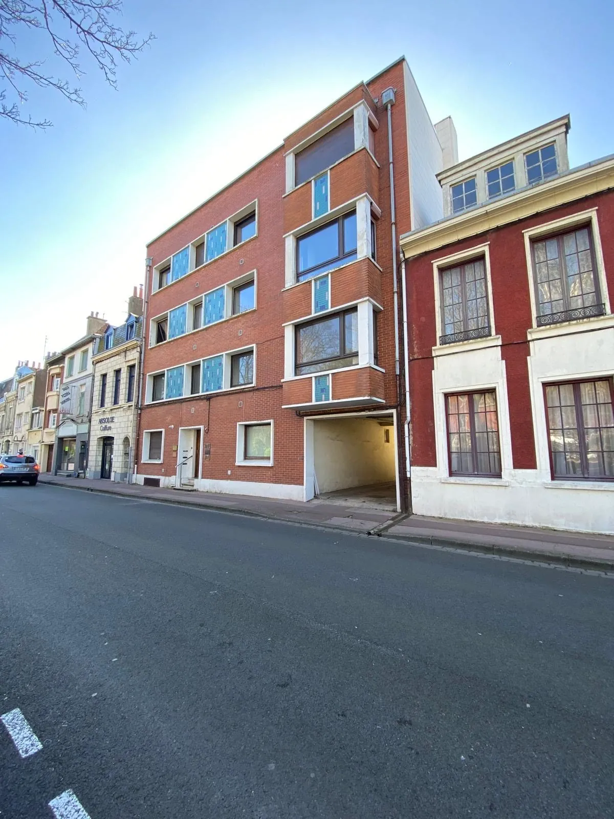 Appartement polyvalent de 140 m² à Calais avec potentiel de transformation 