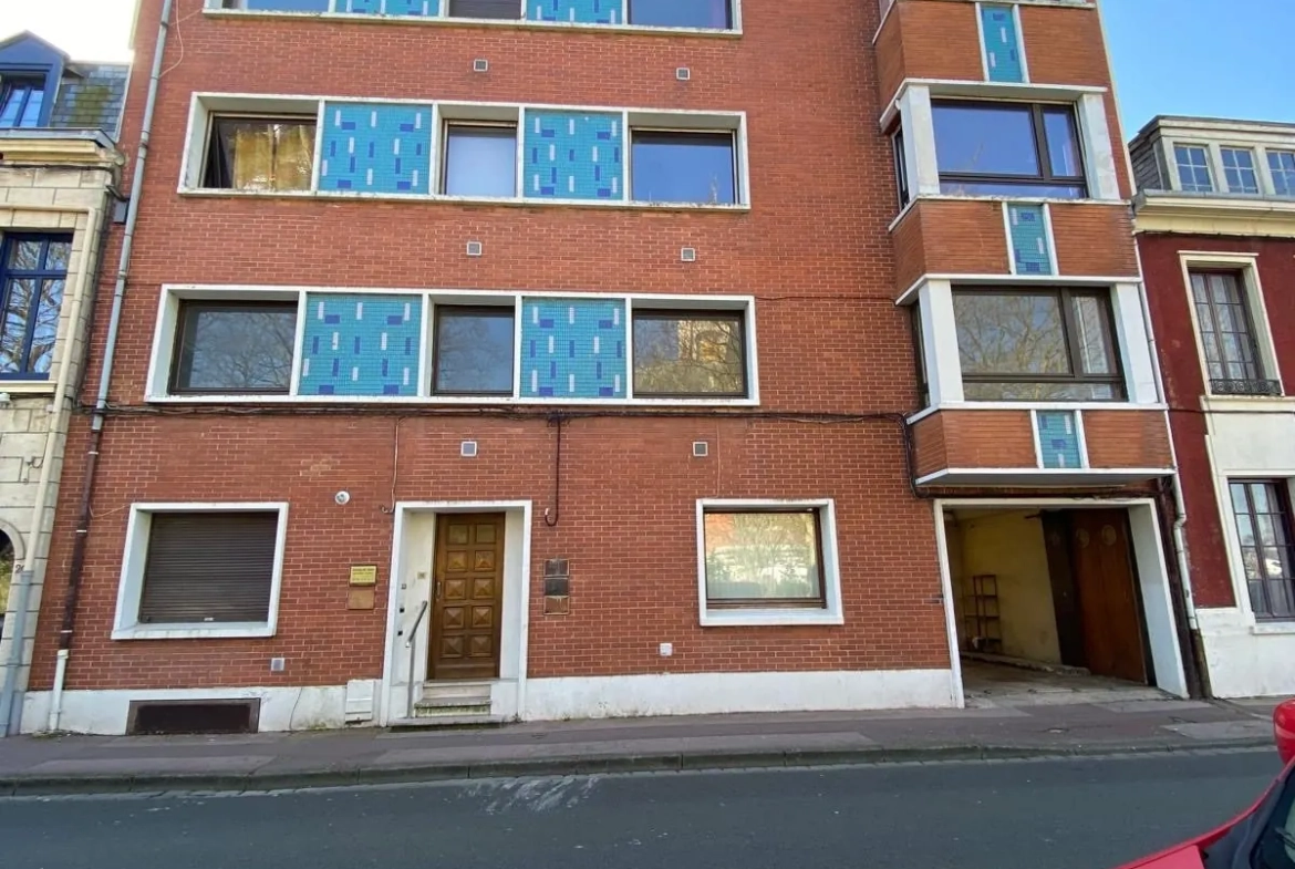 Appartement polyvalent de 140 m² à Calais avec potentiel de transformation 