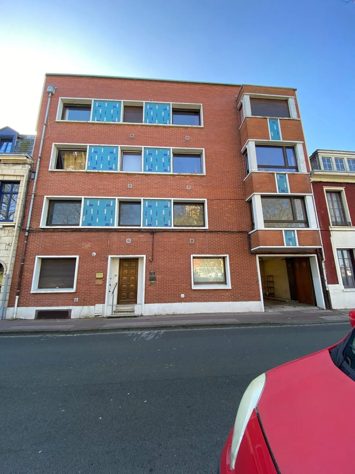 Appartement polyvalent de 140 m² à Calais avec potentiel de transformation 