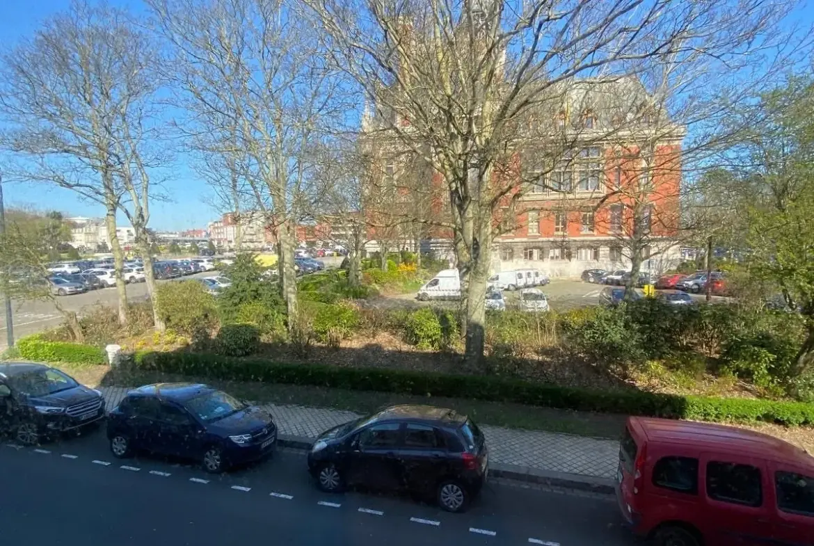 Appartement polyvalent de 140 m² à Calais avec potentiel de transformation 