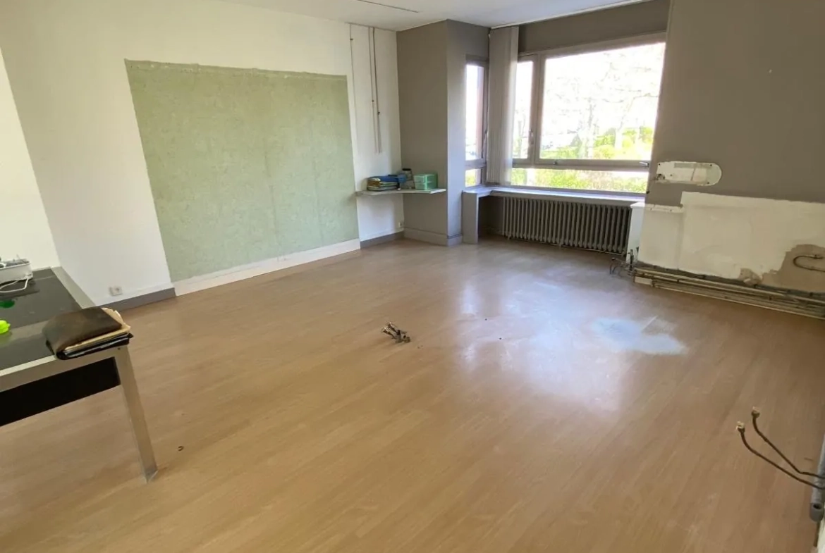 Appartement polyvalent de 140 m² à Calais avec potentiel de transformation 