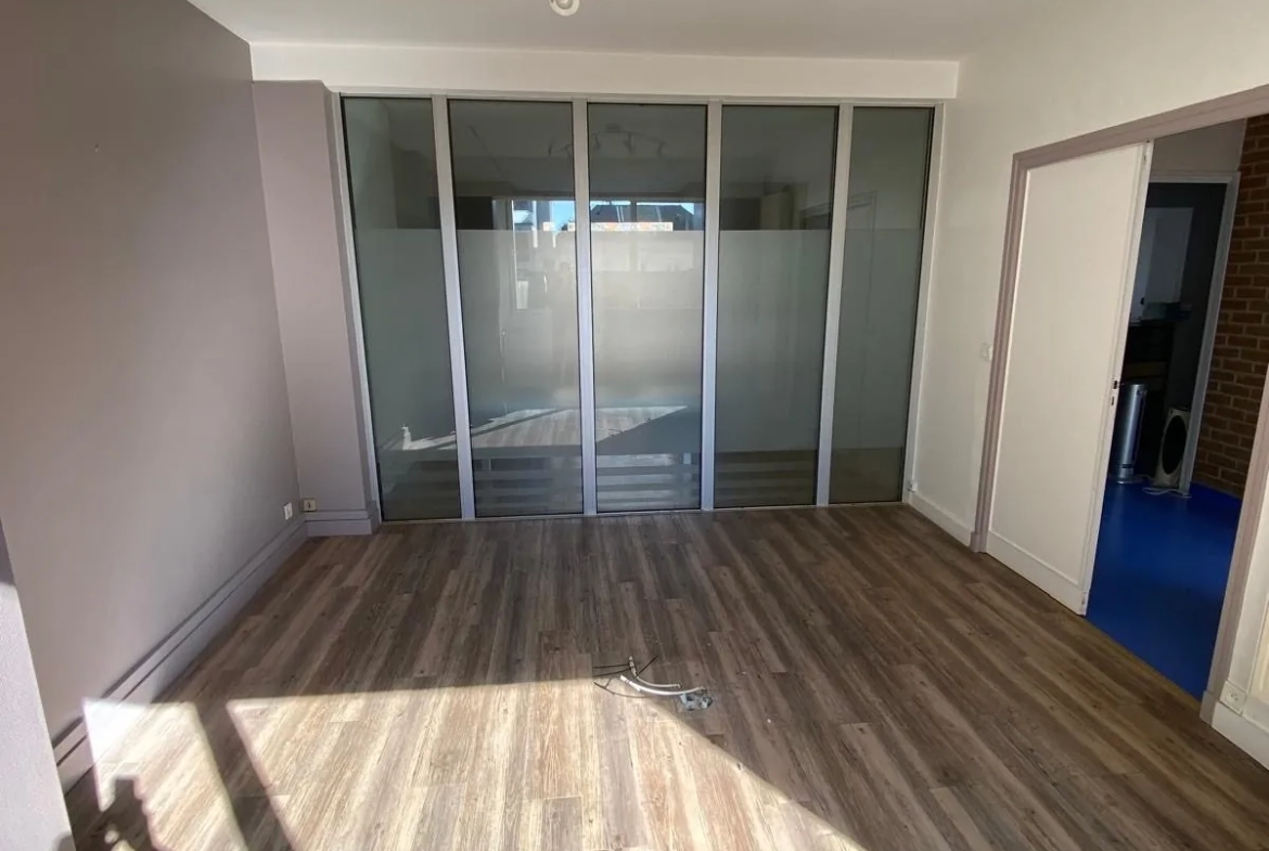 Appartement polyvalent de 140 m² à Calais avec potentiel de transformation 