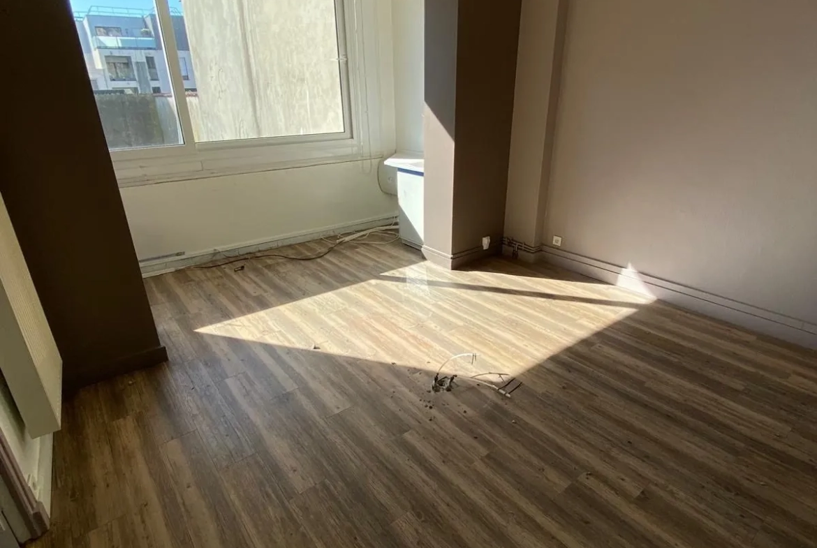 Appartement polyvalent de 140 m² à Calais avec potentiel de transformation 