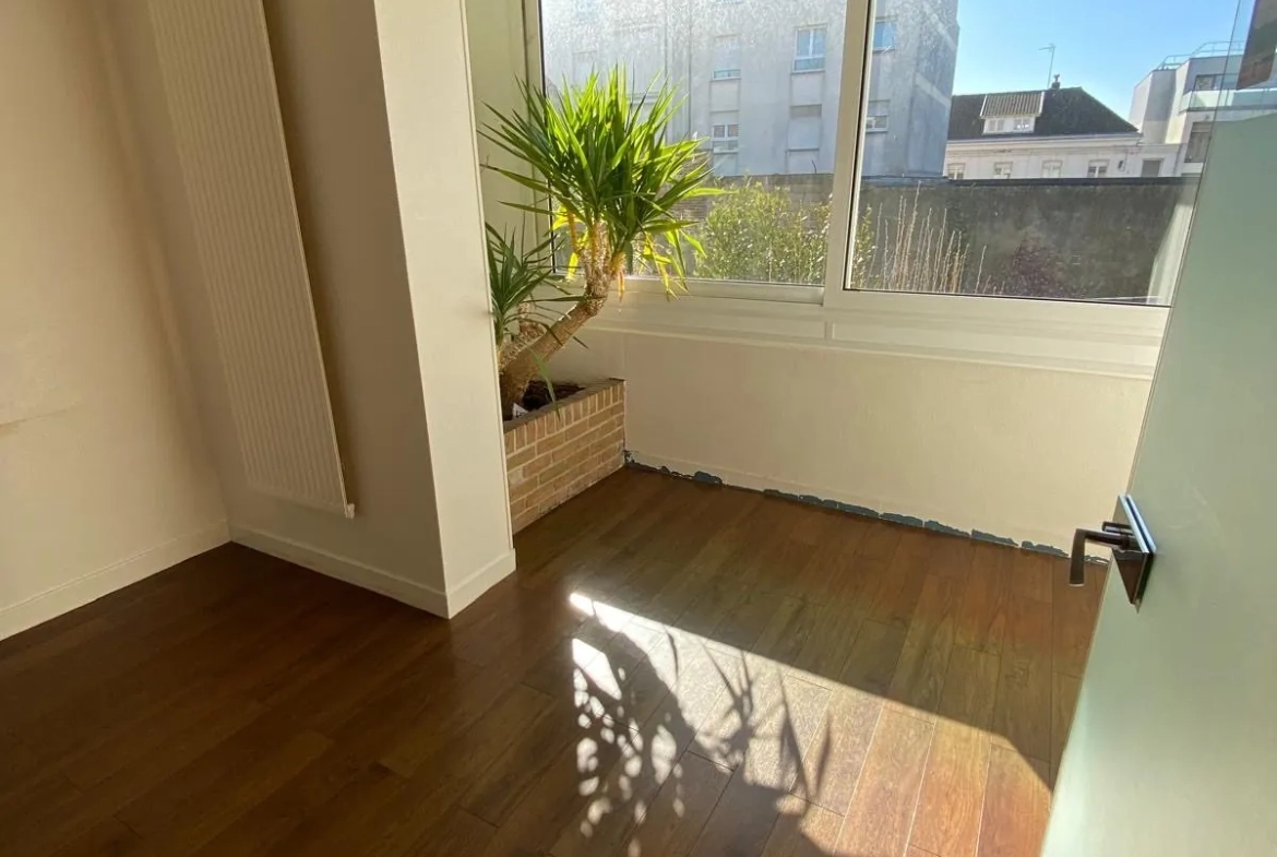 Appartement polyvalent de 140 m² à Calais avec potentiel de transformation 