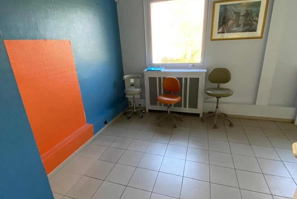 Appartement polyvalent de 140 m² à Calais avec potentiel de transformation 