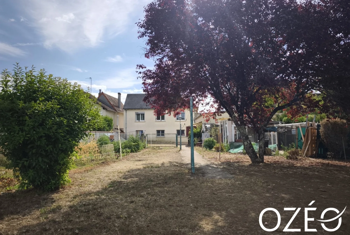 Maison à vendre à Châteauroux - Grande maison familiale avec jardin et garage 