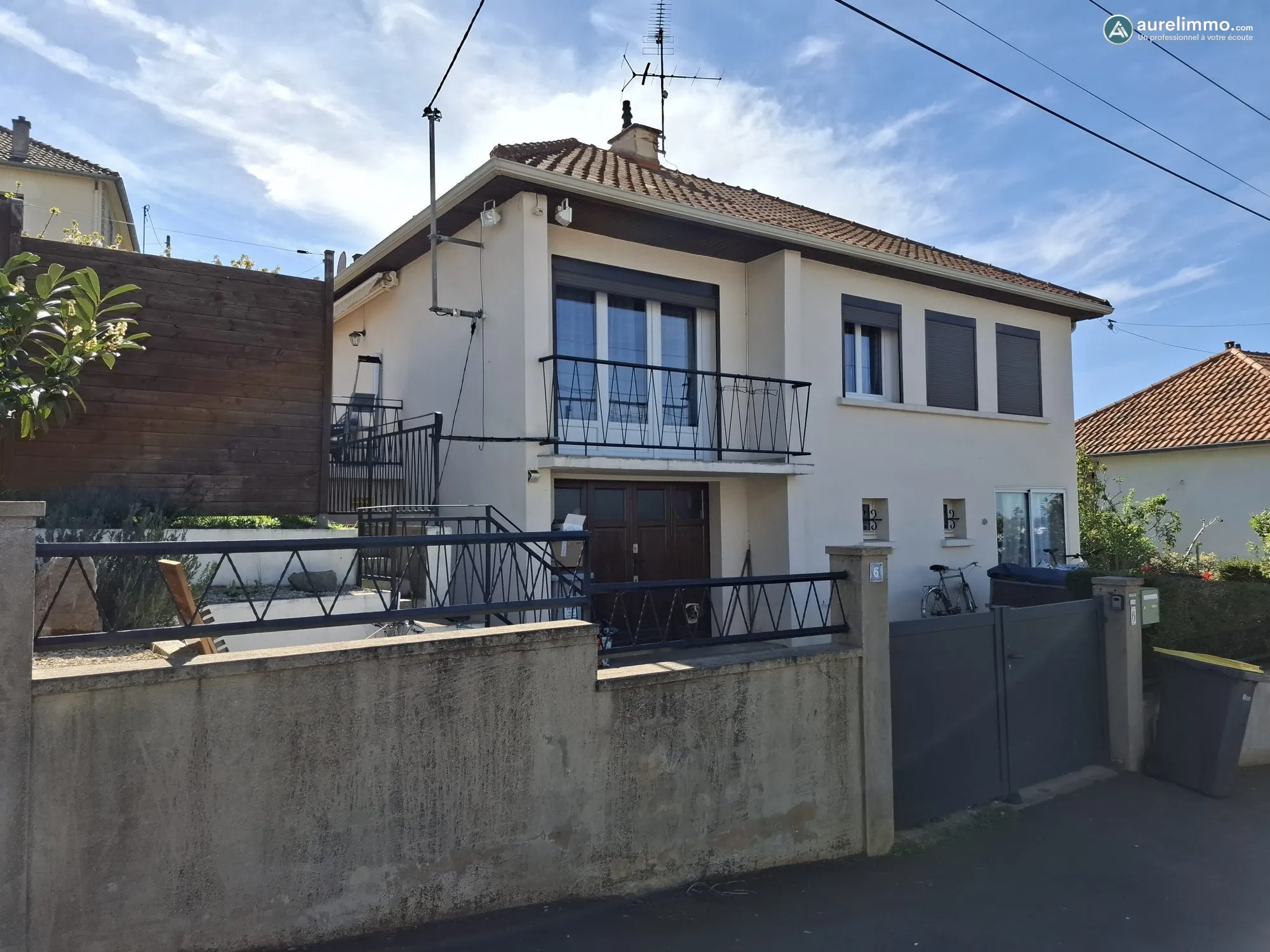 façade avant Maison spacieuse de 3 chambres à Montluçon, idéale famille 