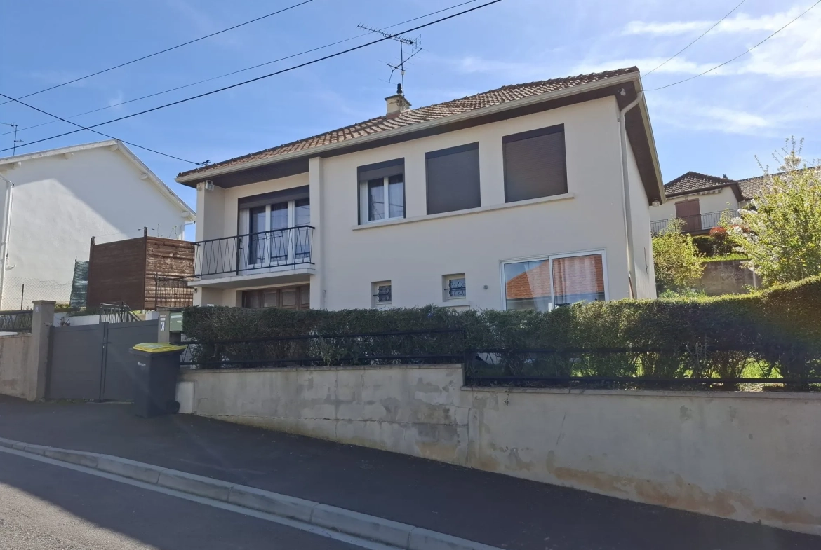 façade avant Maison spacieuse de 3 chambres à Montluçon, idéale famille 