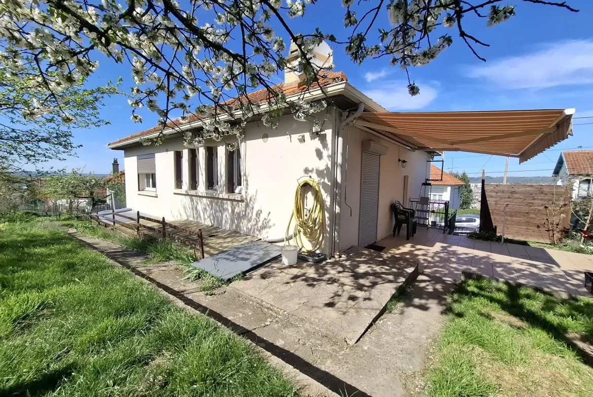 coté avec terrasse Maison spacieuse de 3 chambres à Montluçon, idéale famille 