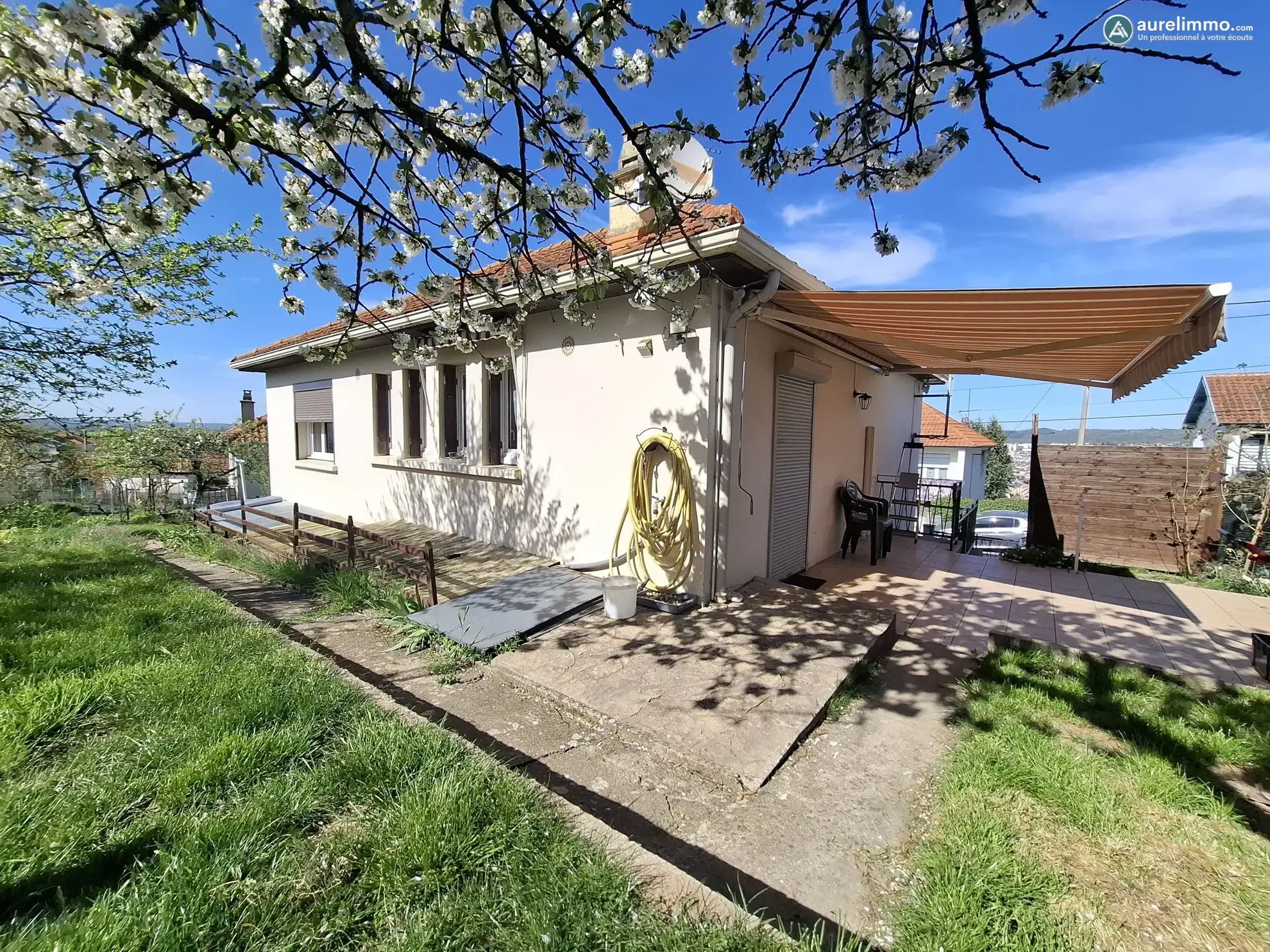 coté avec terrasse Maison spacieuse de 3 chambres à Montluçon, idéale famille 