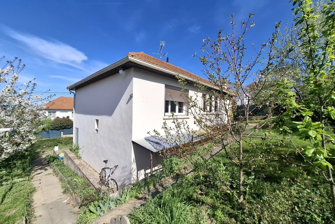 façade arrière Maison spacieuse de 3 chambres à Montluçon, idéale famille 