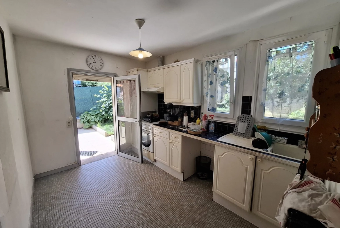 cuisine avec accès terrasse Maison spacieuse de 3 chambres à Montluçon, idéale famille 