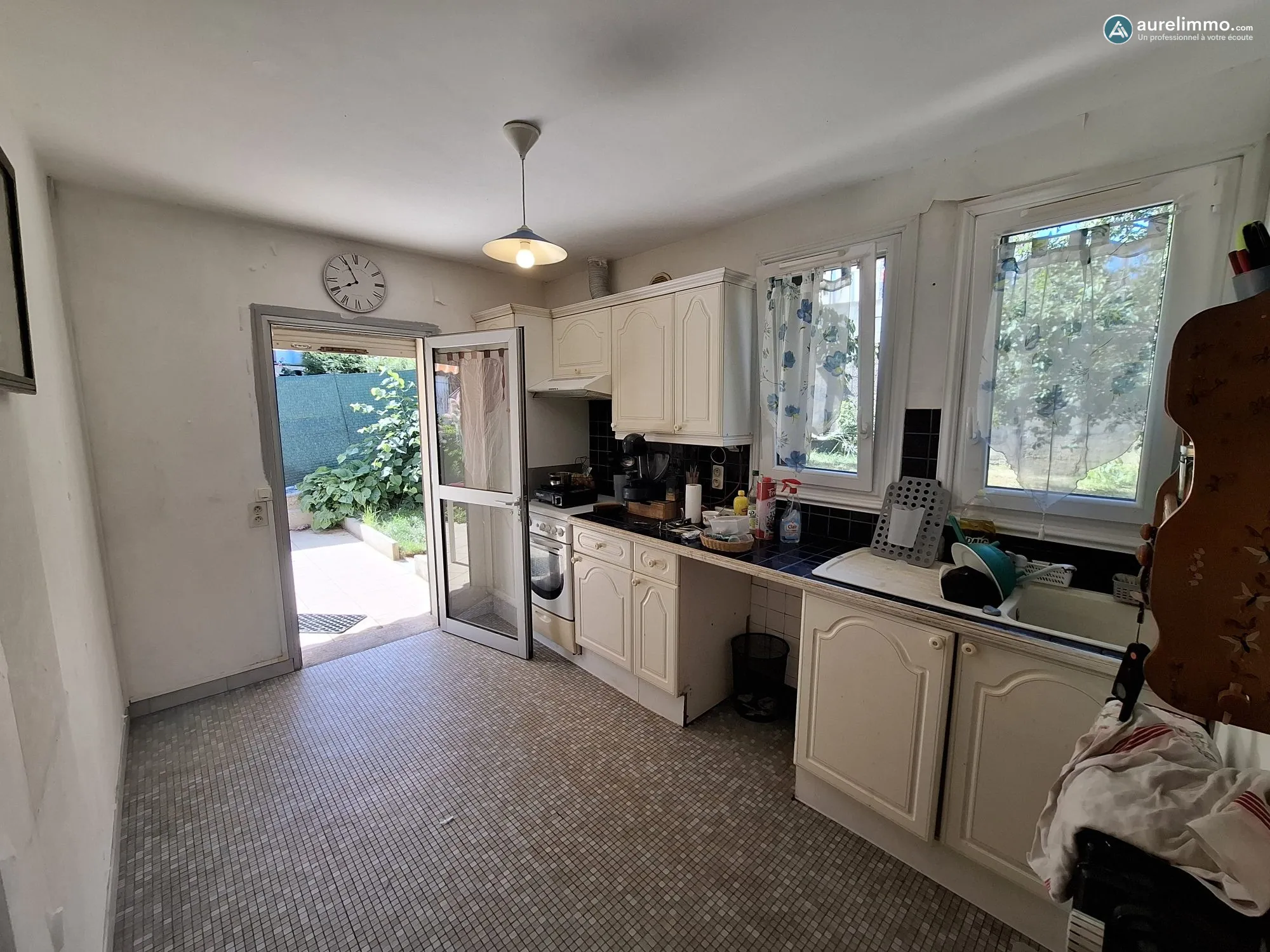 cuisine avec accès terrasse Maison spacieuse de 3 chambres à Montluçon, idéale famille 