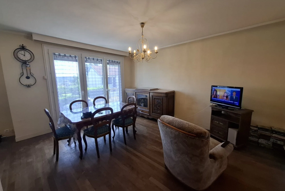 salle à manger avec balcon Maison spacieuse de 3 chambres à Montluçon, idéale famille 