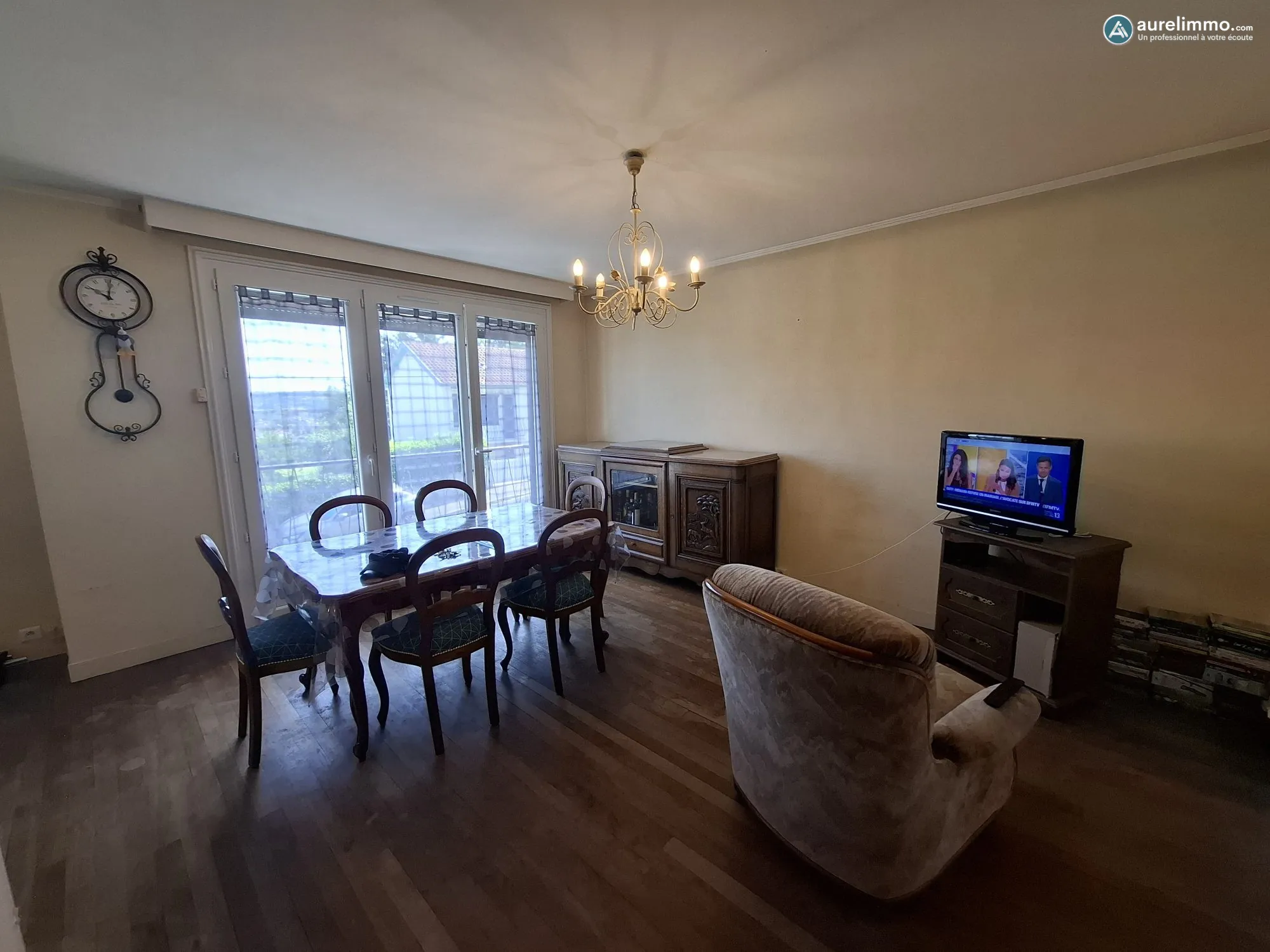 salle à manger avec balcon Maison spacieuse de 3 chambres à Montluçon, idéale famille 