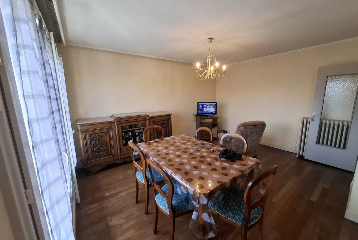 salle à manger Maison spacieuse de 3 chambres à Montluçon, idéale famille 