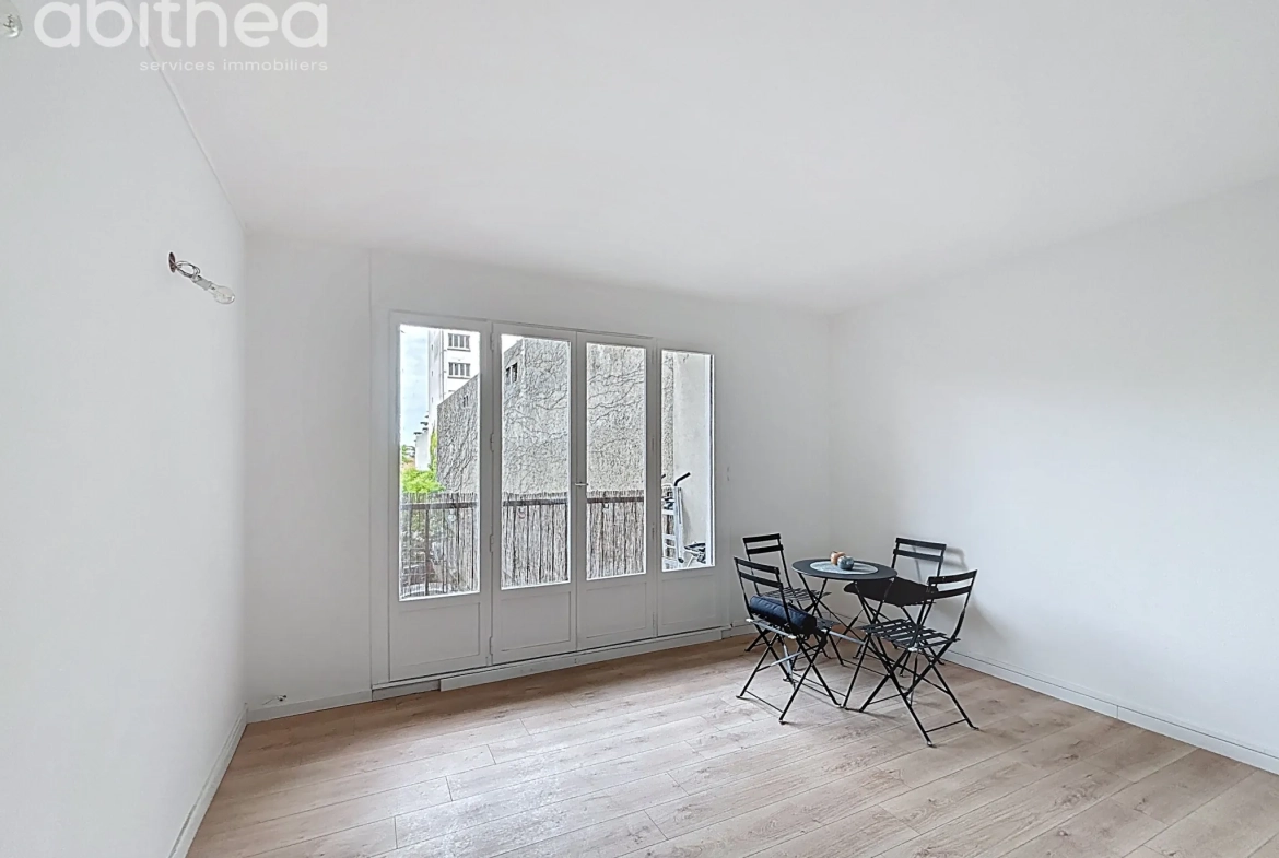 Appartement F1 lumineux avec balcon à Choisy-le-Roi, proche tram T9 