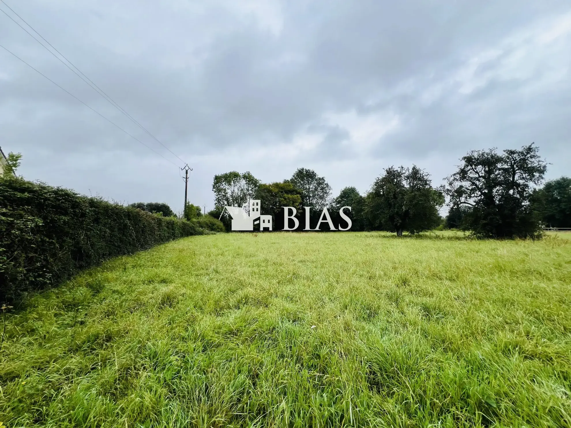 Beau terrain constructible à vendre à Bernay, 1498 m² dans un environnement calme 