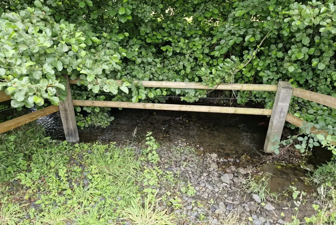 Terrain non constructible à vendre à Valdallière avec rivière et environnement calme 